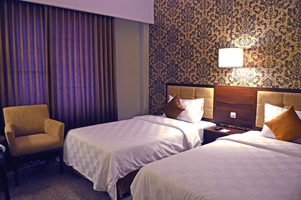 Hotel Safira Magelang Zimmer foto